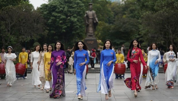 A performance of "ao dai", a traditional costume of Vietnamese women, at the Hanoi Tourism Ao Dai Festival 2022. (Photo: VNA) A performance of "ao dai", a traditional costume of Vietnamese women, at the Hanoi Tourism Ao Dai Festival 2022. (Photo: VNA)