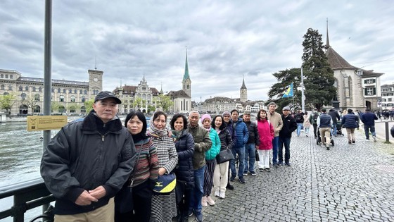 Visitors prioritize choosing outbound tours due to the significant increase in the price of domestic trips. (Photo: SGGP)