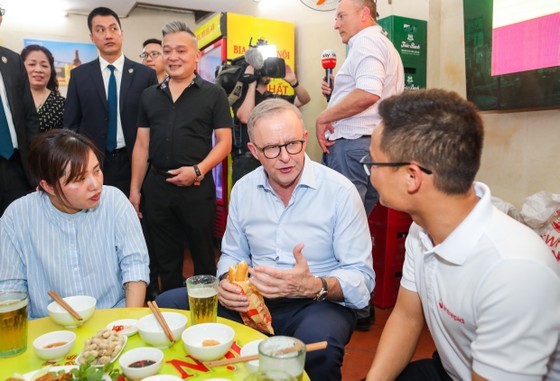 Australian PM Anthony Albanese enjoys street food and tried “bia hoi”, a locally brewed beer of Hanoians during his recent two-day official visit to the country. (Photo: SGGP) Australian PM Anthony Albanese enjoys street food and tried “bia hoi”, a locally brewed beer of Hanoians during his recent two-day official visit to the country. (Photo: SGGP)