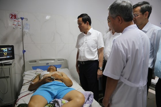Deputy Prime Minister Tran Luu Quang visits two police officers who were injured in the shooting attack while on active duty at the Central Highlands region’s General Hospital. (Photo: SGGP) Deputy Prime Minister Tran Luu Quang visits two police officers who were injured in the shooting attack while on active duty at the Central Highlands region’s General Hospital. (Photo: SGGP)