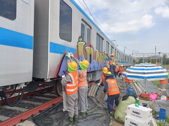 Workers use strong solvents for cleaning stains on the wagon. (Photo: SGGP)