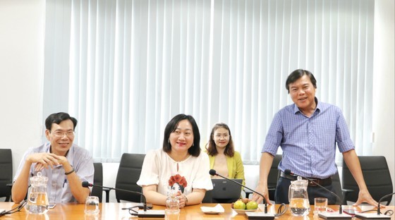 Editor-in-chief of the SGGP Newspaper Tang Huu Phong extends his sincere thanks to the Propaganda and Education Board of the HCMC Party Committee for sending words of encouragement to reporter Pham Hoai Nam and the newspaper. (Photo: SGGP) Editor-in-chief of the SGGP Newspaper Tang Huu Phong extends his sincere thanks to the Propaganda and Education Board of the HCMC Party Committee for sending words of encouragement to reporter Pham Hoai Nam and the newspaper. (Photo: SGGP)