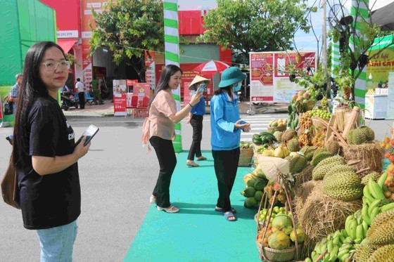 The event displays various kinds of fruits in the southern region, such as durian, mangosteen, rambutan, grapes, Vietnamese green apples, jackfruit, and handicraft products. (Photo: SGGP) The event displays various kinds of fruits in the southern region, such as durian, mangosteen, rambutan, grapes, Vietnamese green apples, jackfruit, and handicraft products. (Photo: SGGP)