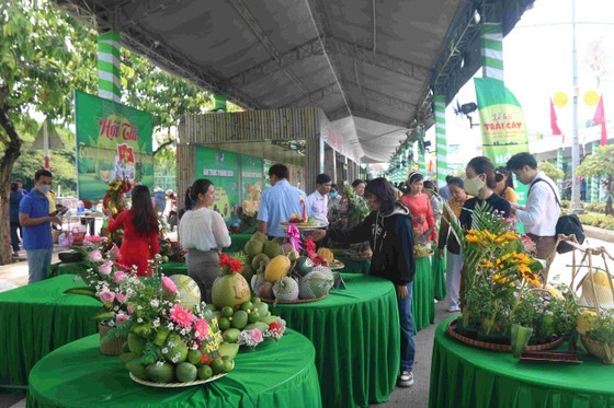 The fruit festival attracts a large number of visitors. (Photo: SGGP) The fruit festival attracts a large number of visitors. (Photo: SGGP)