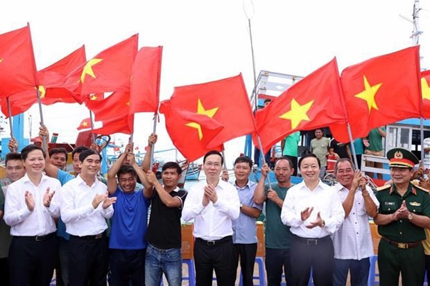 President Vo Van Thuong with officials, officers and people of Phu Quy island. (Photo: VNA) President Vo Van Thuong with officials, officers and people of Phu Quy island. (Photo: VNA)