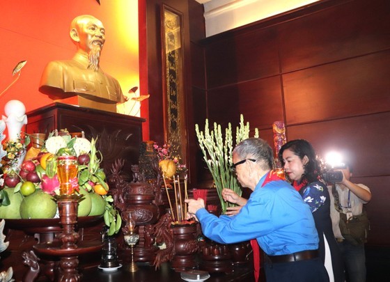 Delegates offer incense to President Ho Chi Minh. (Photo: SGGP)