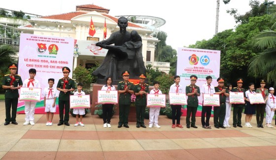 30 children of service members, who overcame difficulties and obstacles during self-study at schools, are granted scholarships. (Photo: SGGP)