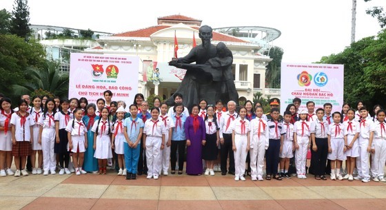 The city’s leaders, delegates, and children offered incense and flowers to pay tribute to the late President Ho Chi Minh at the President Ho Chi Minh Statue in HCMC Children&apos;s House. (Photo: SGGP)
