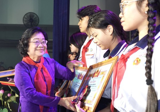 FormerVice President Truong My Hoa presents certificates of merit to outstanding children. (Photo: SGGP)