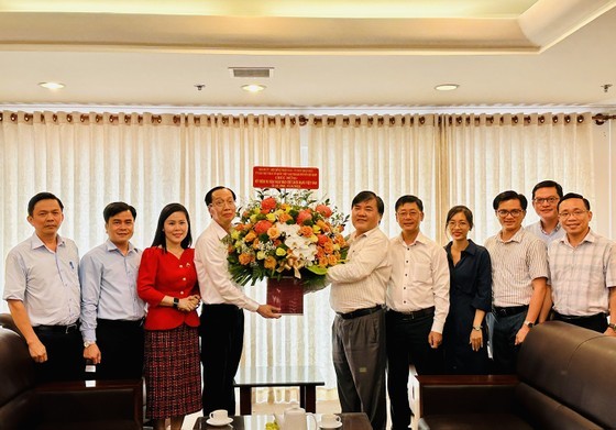 Head of the Internal Affairs Committee of the HCMC Party Committee Le Thanh Liem (4th, L) visits the editorial office of Vietnam News Agency (VNA) in HCMC on June 16. (Photo: SGGP) Head of the Internal Affairs Committee of the HCMC Party Committee Le Thanh Liem (4th, L) visits the editorial office of Vietnam News Agency (VNA) in HCMC on June 16. (Photo: SGGP)