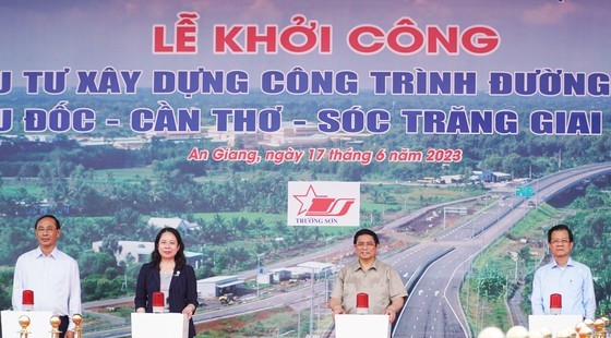 Prime Minister Pham Minh Chinh (2nd, R) attends the groundbreaking ceremony of Chau Doc – Can Tho – Soc Trang expressway which was held in Chau Doc City of An Giang Province on June 17. (Photo: SGGP) Prime Minister Pham Minh Chinh (2nd, R) attends the groundbreaking ceremony of Chau Doc – Can Tho – Soc Trang expressway which was held in Chau Doc City of An Giang Province on June 17. (Photo: SGGP)