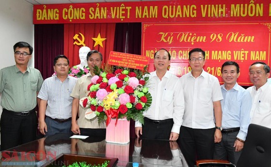 Vice Secretary of the HCMC Party Committee Nguyen Ho Hai (4h, R) visits the standing agency of the Communist Review, the magazine of the Communist Party of Vietnam (CPV) in HCMC. (Photo: SGGP) Vice Secretary of the HCMC Party Committee Nguyen Ho Hai (4h, R) visits the standing agency of the Communist Review, the magazine of the Communist Party of Vietnam (CPV) in HCMC. (Photo: SGGP)