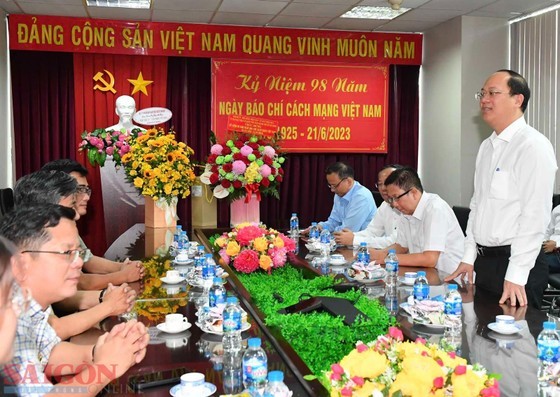 Vice Secretary of the HCMC Party Committee Nguyen Ho Hai extends greetings to the editorial staff of the standing agency of the Communist Review, the magazine of the Communist Party of Vietnam (CPV) in HCMC. Vice Secretary of the HCMC Party Committee Nguyen Ho Hai extends greetings to the editorial staff of the standing agency of the Communist Review, the magazine of the Communist Party of Vietnam (CPV) in HCMC.