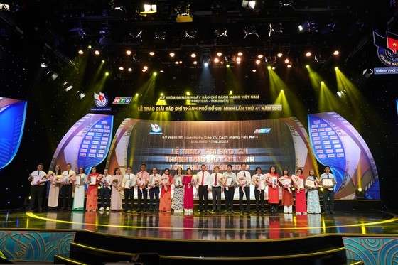 Winners of the 41st HCMC Press Awards (Photo: SGGP) Winners of the 41st HCMC Press Awards (Photo: SGGP)