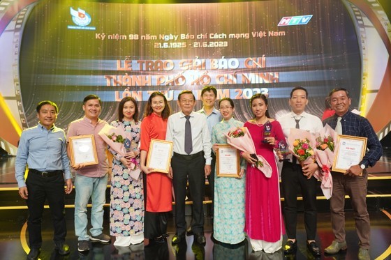 Journalists of the SGGP receive prizes at 41st HCMC Press Awards (Photo: SGGP) Journalists of the SGGP receive prizes at 41st HCMC Press Awards (Photo: SGGP)