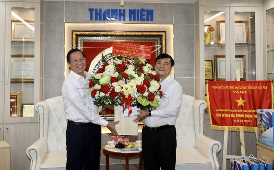 Chairman of the HCMC People’s Committee Phan Van Mai (L) offers flowers to Editor-in-Chief of the Thanh Nien Newspaper, Nguyen Ngoc Toan. (Photo: SGGP) Chairman of the HCMC People’s Committee Phan Van Mai (L) offers flowers to Editor-in-Chief of the Thanh Nien Newspaper, Nguyen Ngoc Toan. (Photo: SGGP)