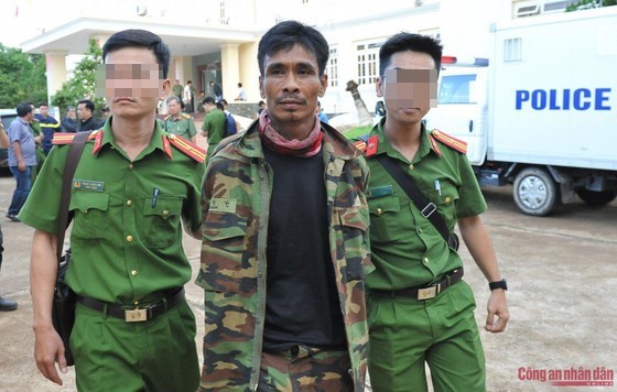 One of the attackers is arrested. (Photo: Cong an nhan dan) One of the attackers is arrested. (Photo: Cong an nhan dan)