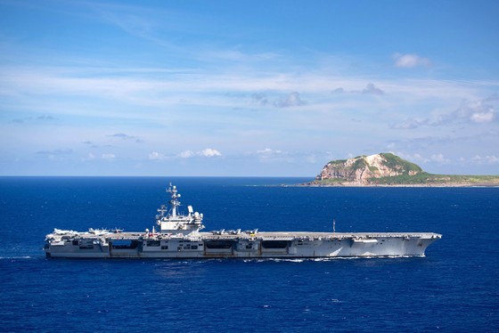 The U.S. Navy's aircraft carrier USS Ronald Reagan (CVN 76) arrives in Da Nang City. (Photo: courtesy of the U.S. Consulate General in HCMC)