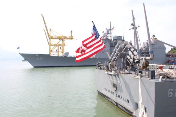 The guided-missile cruisers USS Antietam (CG 54) and USS Robert Smalls (CG 62) (Photo: SGGP)