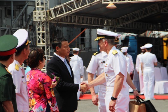Vice Chairman of the People’s Committee of the central coastal city of Da Nang Ho Ky Minh (L) receives the US Navy delegation. (Photo: SGGP)