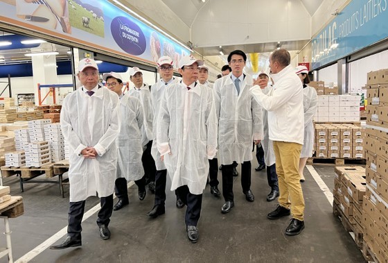 The HCMC high-ranking delegation led by Secretary of the municipal Party Committee Nguyen Van Nen visits Rungis International Market. (Photo: SGGP) The HCMC high-ranking delegation led by Secretary of the municipal Party Committee Nguyen Van Nen visits Rungis International Market. (Photo: SGGP)