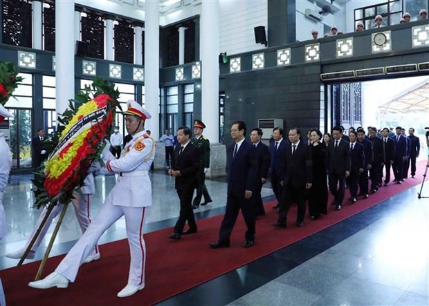The Government delegation led by Deputy PM Le Minh Khai come to pay tribute to former Deputy PM Vu Khoan. (Photo: VNA) The Government delegation led by Deputy PM Le Minh Khai come to pay tribute to former Deputy PM Vu Khoan. (Photo: VNA)