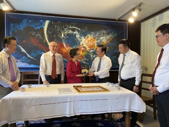 Director of the HCMC Department of Culture and Sports Tran The Thuan offer gifts to the Vietnamese French couple. (Photo: SGGP) Director of the HCMC Department of Culture and Sports Tran The Thuan offer gifts to the Vietnamese French couple. (Photo: SGGP)