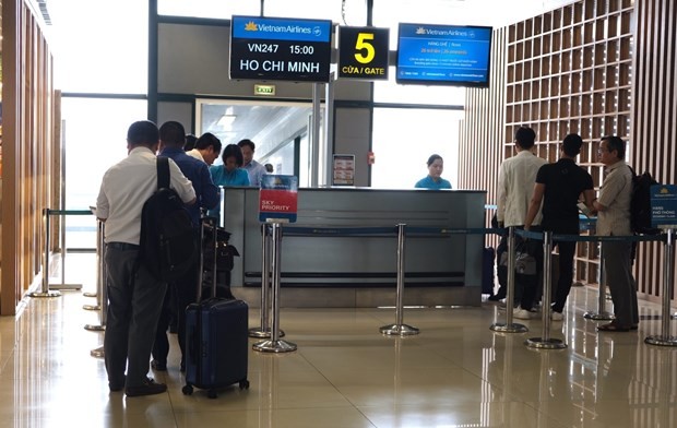 Vietnam Airlines passengers passing through boarding gate (Photo: VNA) Vietnam Airlines passengers passing through boarding gate (Photo: VNA)