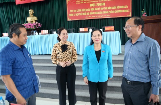 Chairwoman of the HCMC People’s Council Nguyen Thi Le talks with leaders of Hoc Mon District. (Photo: SGGP)