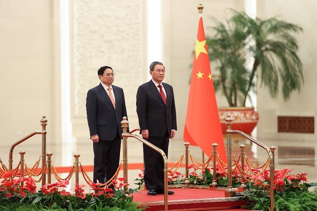 Prime Minister Pham Minh Chinh (L) and Chinese Premier Li Qiang. (Photo: baochinhphu.vn)
