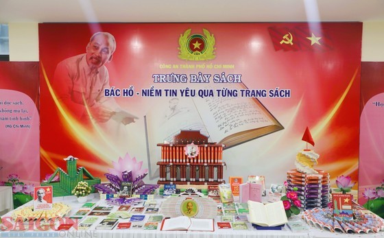 Nearly 1,000 valuable books on life, a glorious revolutionary career, and the great contribution of President Ho Chi Minh are on display. (Photo: SGGP)