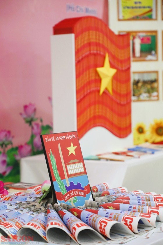 Books and publications are on display. (Photo: SGGP)