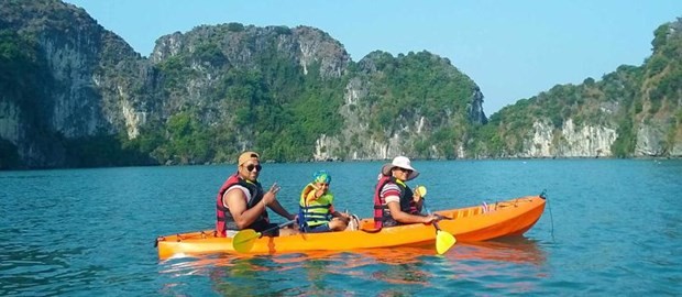 Foreign tourists visit Ha Long Bay (Photo: vietnamnet.vn) Foreign tourists visit Ha Long Bay (Photo: vietnamnet.vn)
