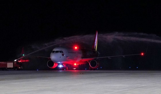 The flight is welcomed with a water cannon salute at Phu Bai International Airport in Thua Thien - Hue on July 2. (Photo: SGGP)