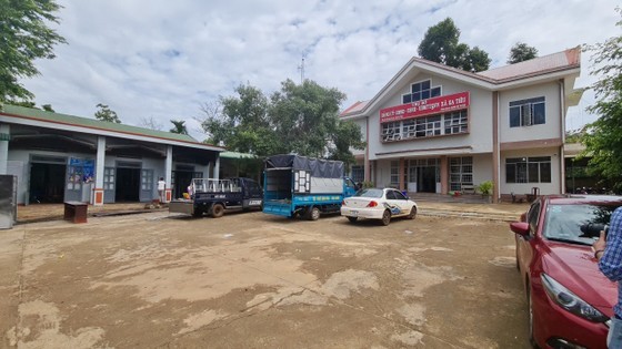 At the headquarter of the People’s Committee of Ea Tieu commune (Photo: SGGP) At the headquarter of the People’s Committee of Ea Tieu commune (Photo: SGGP)