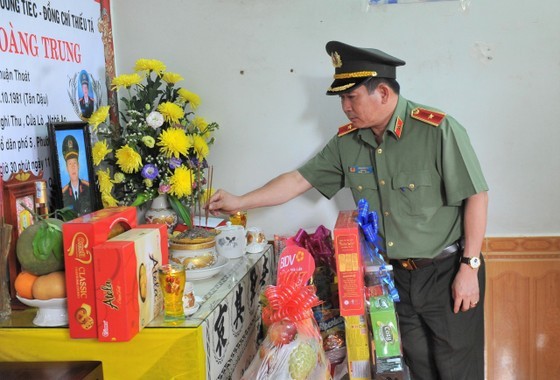 Major General Dinh Van Noi, Director of the Public Security Department of Quang Ninh Province on July 4 visits and extends his deepest condolences to the victims’ families of the gun attack in Dak Lak Province. (Photo: SGGP) Major General Dinh Van Noi, Director of the Public Security Department of Quang Ninh Province on July 4 visits and extends his deepest condolences to the victims’ families of the gun attack in Dak Lak Province. (Photo: SGGP)