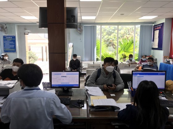 Local residents are implementing administrative procedures at the headquarters of the People's Committee of Hiep Binh Chanh Ward in Thu Duc City. (Photo: SGGP) Local residents are implementing administrative procedures at the headquarters of the People's Committee of Hiep Binh Chanh Ward in Thu Duc City. (Photo: SGGP)