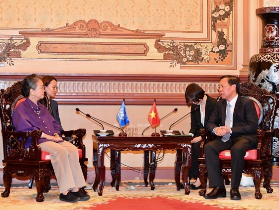 Chairman of the HCMC People’s Committee Phan Van Mai receives Ms. Armida Salsiah Alisjahbana, Under-Secretary-General of the United Nations and Executive Secretary of the Economic and Social Commission for Asia and the Pacific (ESCAP) on July 5. (Photo: SGGP) Chairman of the HCMC People’s Committee Phan Van Mai receives Ms. Armida Salsiah Alisjahbana, Under-Secretary-General of the United Nations and Executive Secretary of the Economic and Social Commission for Asia and the Pacific (ESCAP) on July 5. (Photo: SGGP)