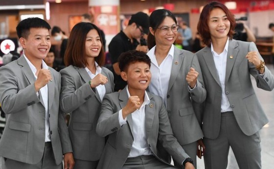 Vietnamese female footballers are excited about the departure. (Photo: SGGP)