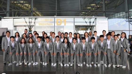 Vietnamese national women’s football team at Noi Bai International Airport in Hanoi on July 5 (Photo: SGGP)