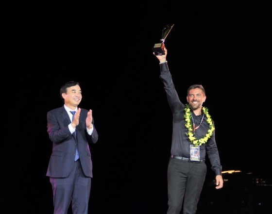 The team Arteventia from France wins the championship at the Da Nang International Fireworks Festival (DIFF) 2023.