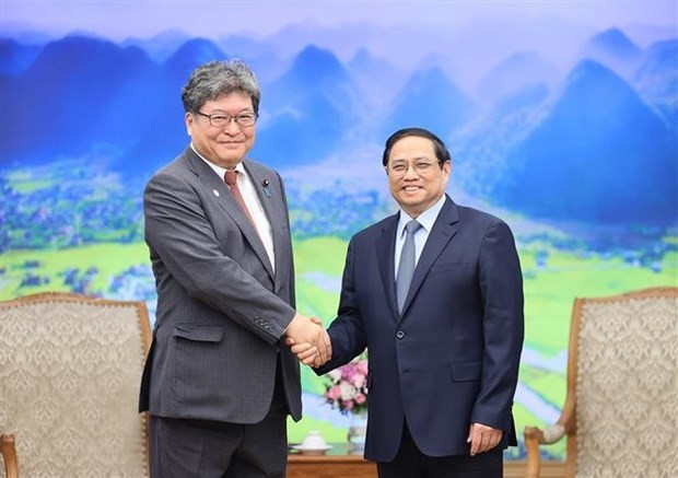 Prime Minister Pham Minh Chinh (R) and Chairman of the LDP&apos;s Policy Research Council Hagiuda Koichi. (Photo: VNA)