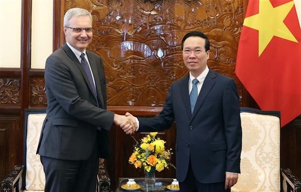 President Vo Van Thuong (R) and French Ambassador to Vietnam Nicolas Warnery (Photo: VNA) President Vo Van Thuong (R) and French Ambassador to Vietnam Nicolas Warnery (Photo: VNA)