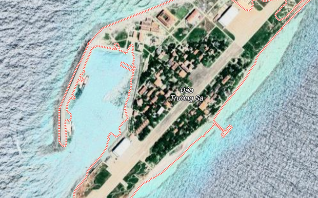 In the latest satellite image from Google Maps, the roof of the main hall building on Truong Sa Lon Island appears white, and the image of the Vietnamese flag made from ceramic pieces on the roof is not clearly visible. In the latest satellite image from Google Maps, the roof of the main hall building on Truong Sa Lon Island appears white, and the image of the Vietnamese flag made from ceramic pieces on the roof is not clearly visible.