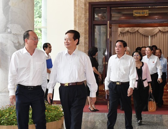 Former Prime Minister Nguyen Tan Dung (front, 2nd from Left) and Le Hong Anh ( 3rd, L ), former Politburo Member and former Permanent member of the Party Central Committee Secretariat attend the conference on carrying out the newly-approved resolution in HCMC on July 15. (Photo: SGGP)