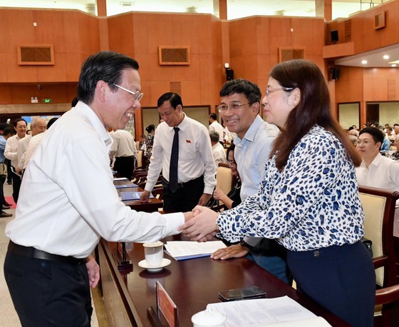 Chairman of the HCMC People&apos;s Committee Phan Van Mai meets delegates attending the conference. (Photo: SGGP)