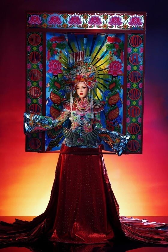 Dang Thanh Ngan wears a traditional costume in the pageant. Dang Thanh Ngan wears a traditional costume in the pageant.