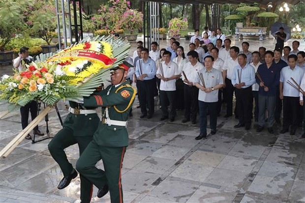 National Assembly Chairman Vuong Dinh Hue on July 16 offers incense and flowers at Truong Son National Martyrs Cemetery. (Photo: VNA)