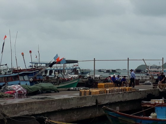 A tornado destroyed a shelter at a pier in An Son Commune of Kien Hai District, killing one and injuring three people. (Photo: SGGP)