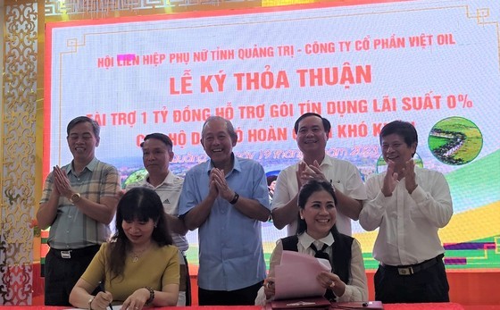 The Women’s Union of Quang Tri Province and Xuyen Viet Oil Travel and Transport Trading Co., Ltd sign an agreement on providing a zero-percent interest credit package to needy people. (Photo: SGGP)
